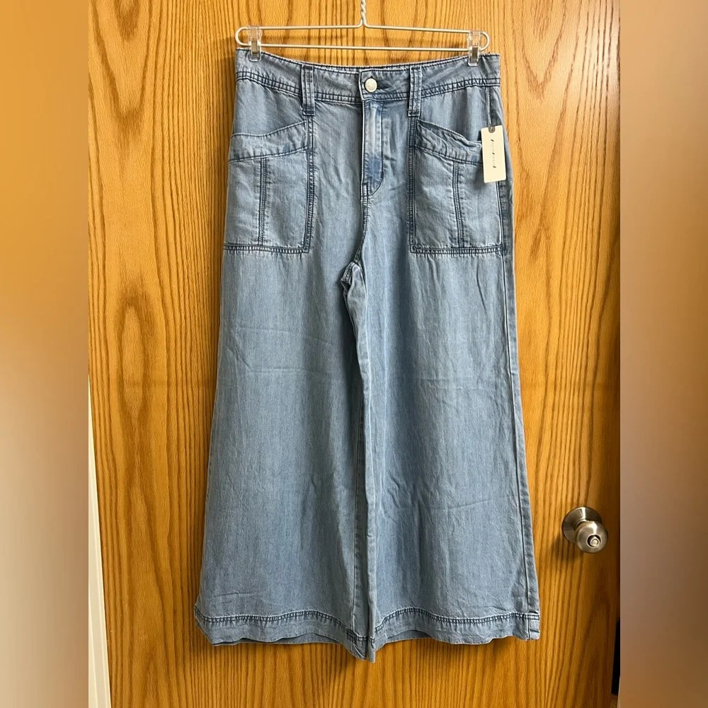 Level 99 Anthropologie light wash - Picture 1 of 9